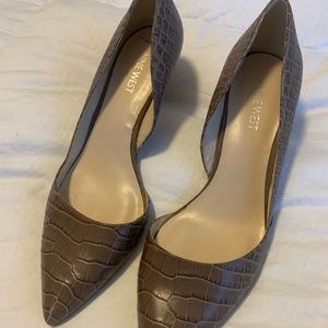 Nine West ~ 81/2 ~ snakeskin low heels